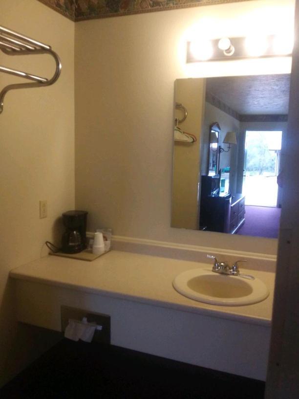 Whispering Creek Lodging & Rv Resort Newton Esterno foto